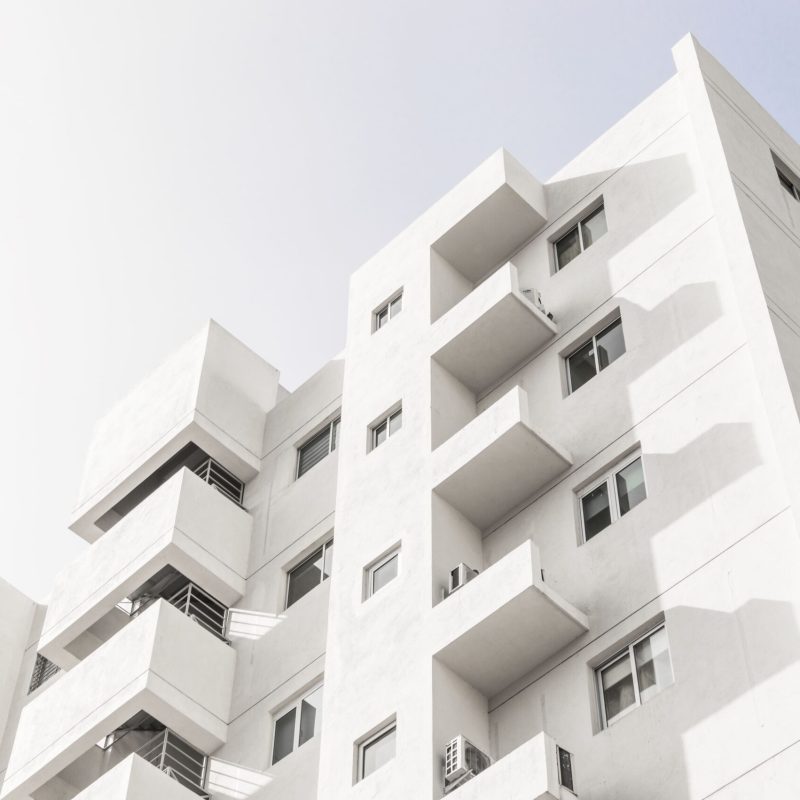 Edificio corporativo para rentar oficinas disponible en un marketplace inmobiliario